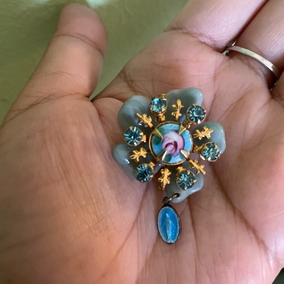 Elegant Gold and Blue Floral Brooch with Mother Mary icon - Picture 5 of 6